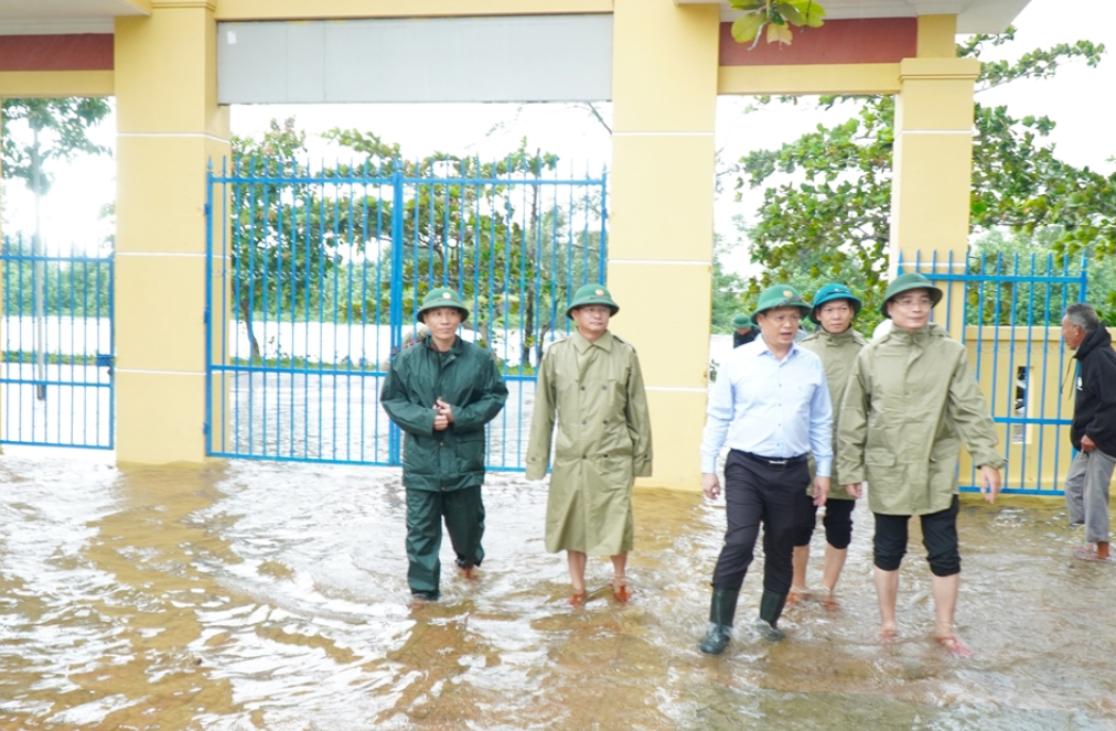 Phó Chủ tịch Thường trực UBND thành phố Huế Nguyễn Thanh Bình đã đi kiểm tra thực tế công tác phòng, chống bão lụt tại một số điểm trường và làm việc với các địa phương: phường Hoá Châu, Phong Dinh và các xã Quảng Điền, Phú Vinh, Đan Điền.