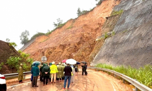 Mưa lớn kéo dài gây sạt lở đất nghiêm trọng tại Huế, Quảng Trị
