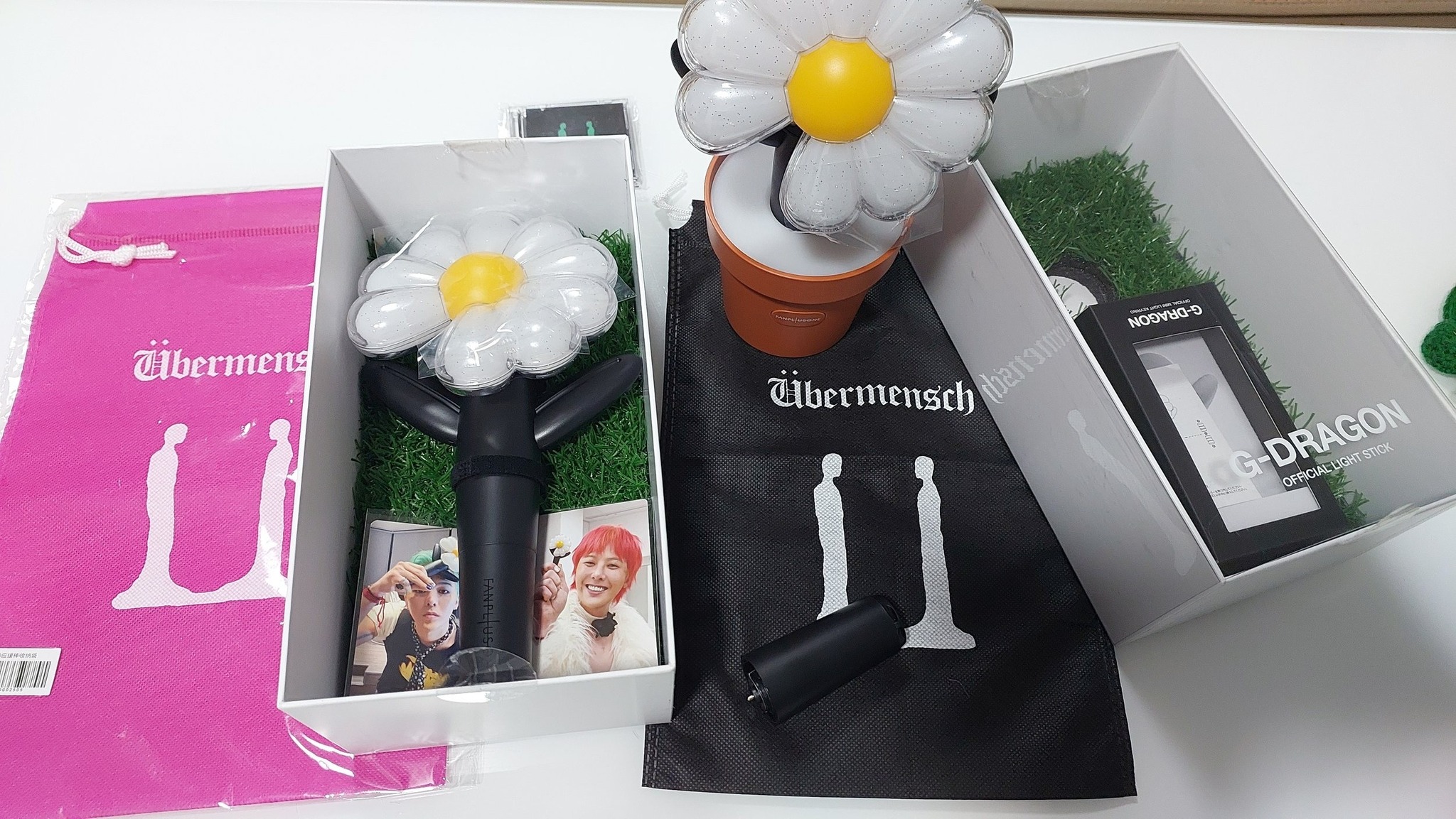 Set merchandise của "ông hoàng K-pop" G-Dragon với cây cổ vũ hình hoa cúc.