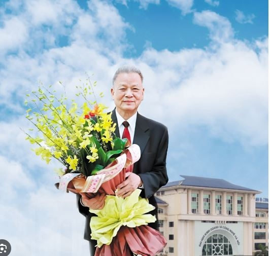 Ở tuổi 70, ông vẫn đứng lớp, đọc từng bản giáo trình, chỉnh sửa từng câu chữ cho sinh viên.