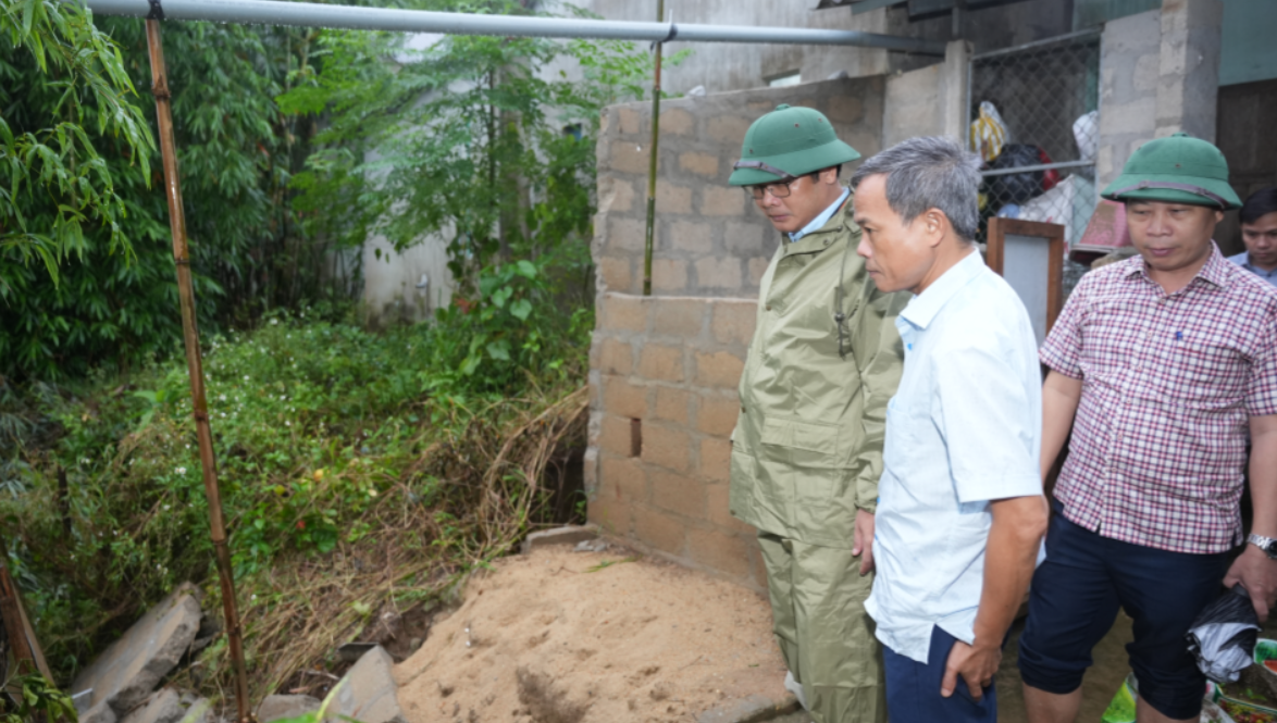 Phó Bí thư Thành ủy, Phó Chủ tịch UBND thành phố Huế Nguyễn Chí Tài đi kiểm tra tình hình sạt lở đất ở khu dân cư ở phường Phong Dinh