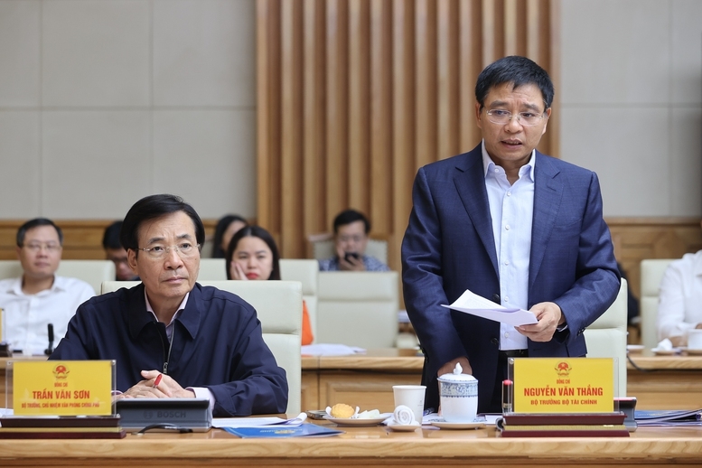 Bộ trưởng Bộ Tài chính Nguyễn Văn Thắng phát biểu tại phiên họp. Ảnh: VGP/Nhật Bắc