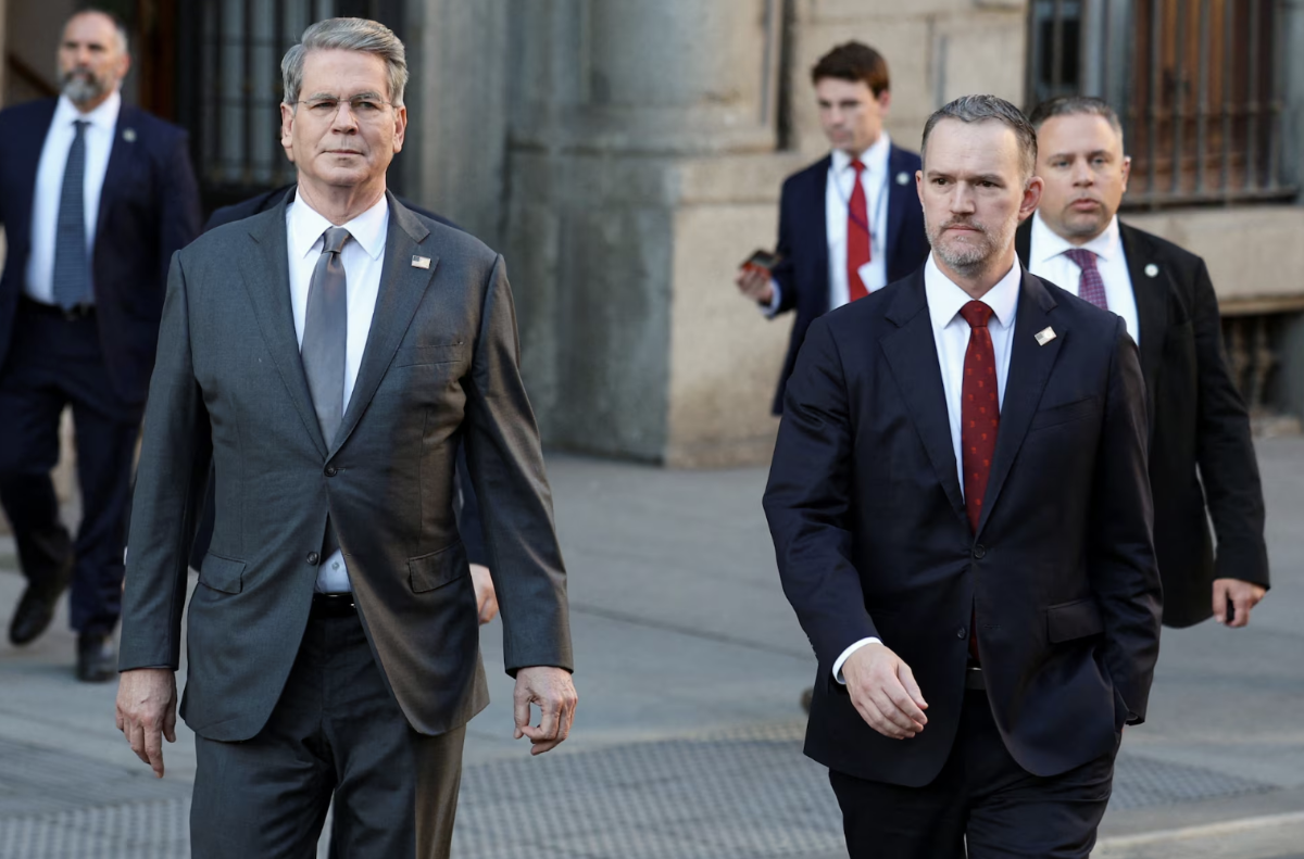 Bộ trưởng Bộ Tài chính Mỹ Scott Bessent (trái) và Đại diện Thương mại Mỹ Jamieson Greer - Ảnh: Reuters.