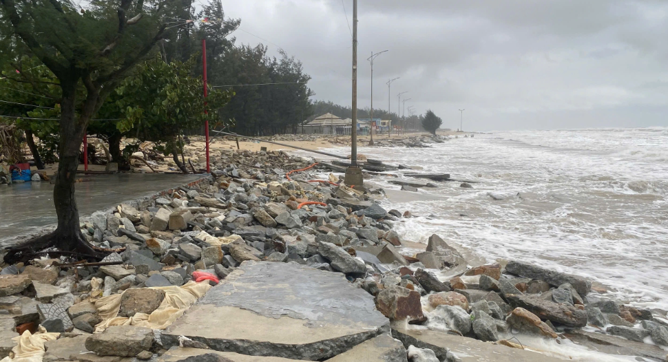 Bờ biển Thuận An tiếp tục bị xâm thực, hư hỏng nghiêm trọng. Ảnh: Bình Thiên