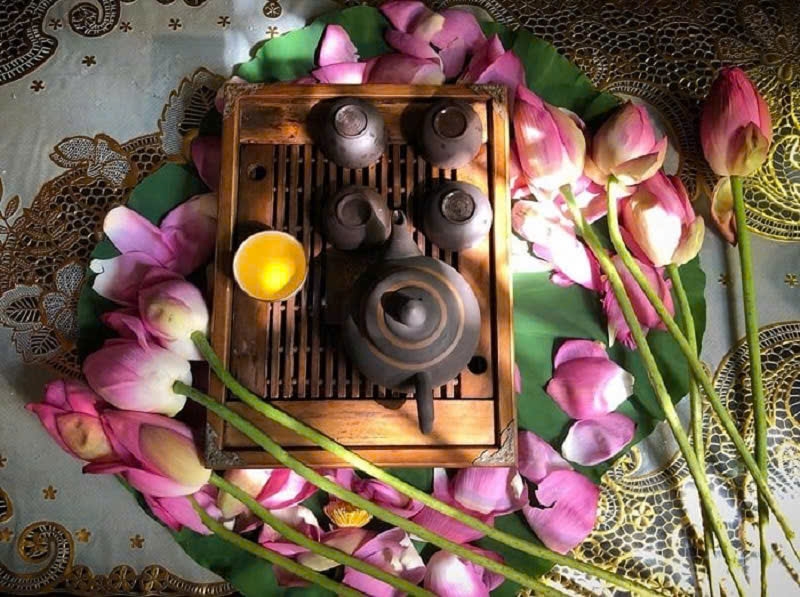 Các gian hàng giới thiệu sản phẩm đa dạng: trà Truồi, trà sen, trà thảo mộc, trà lên men, trà hoa cúc, trà ướp hương cùng nhiều sản phẩm kết hợp ẩm thực truyền thống. 