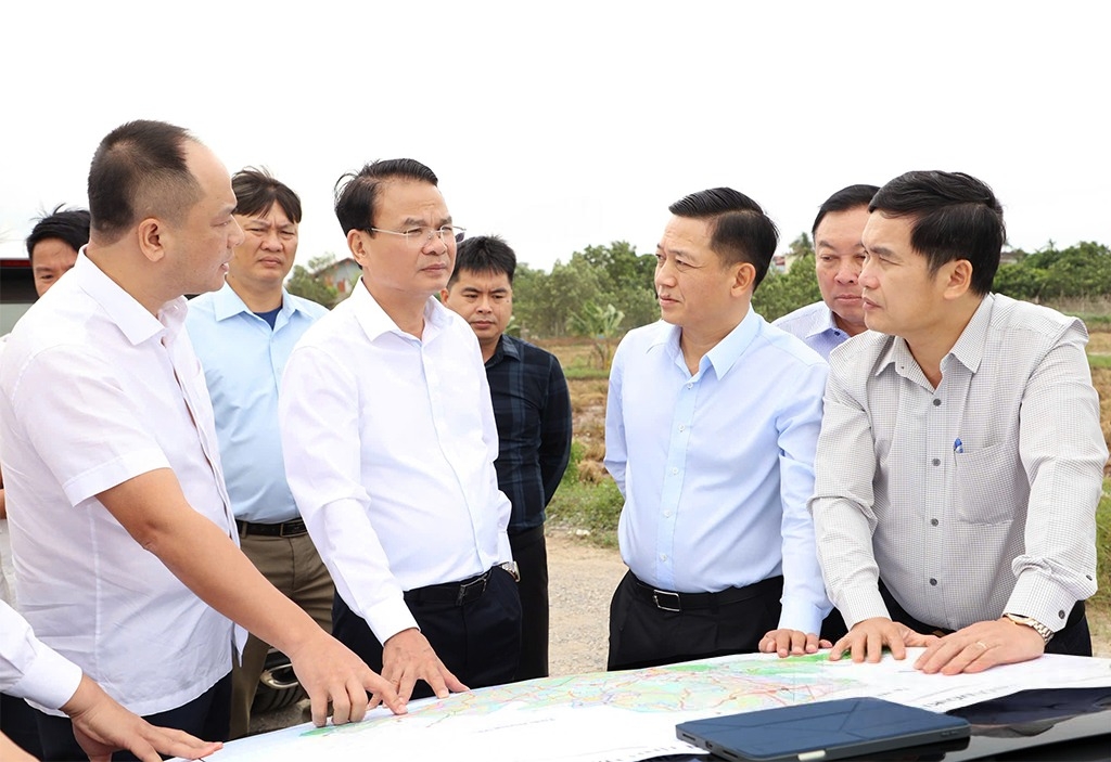 Bí thư Tỉnh ủy Ninh Bình khảo sát vị trí quy hoạch Khu Đại học Nam Cao và Khu Công nghệ cao tỉnh Ninh Bình. Ảnh: Đức Lam