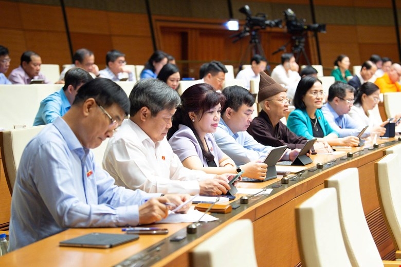 Các đại biểu Quốc hội họp tại hội trường kỳ họp thứ 10, Quốc hội khóa XV.