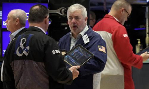 Chứng khoán Mỹ giảm mạnh vì căng thẳng thương mại, giá dầu tăng vọt sau tin trừng phạt Nga