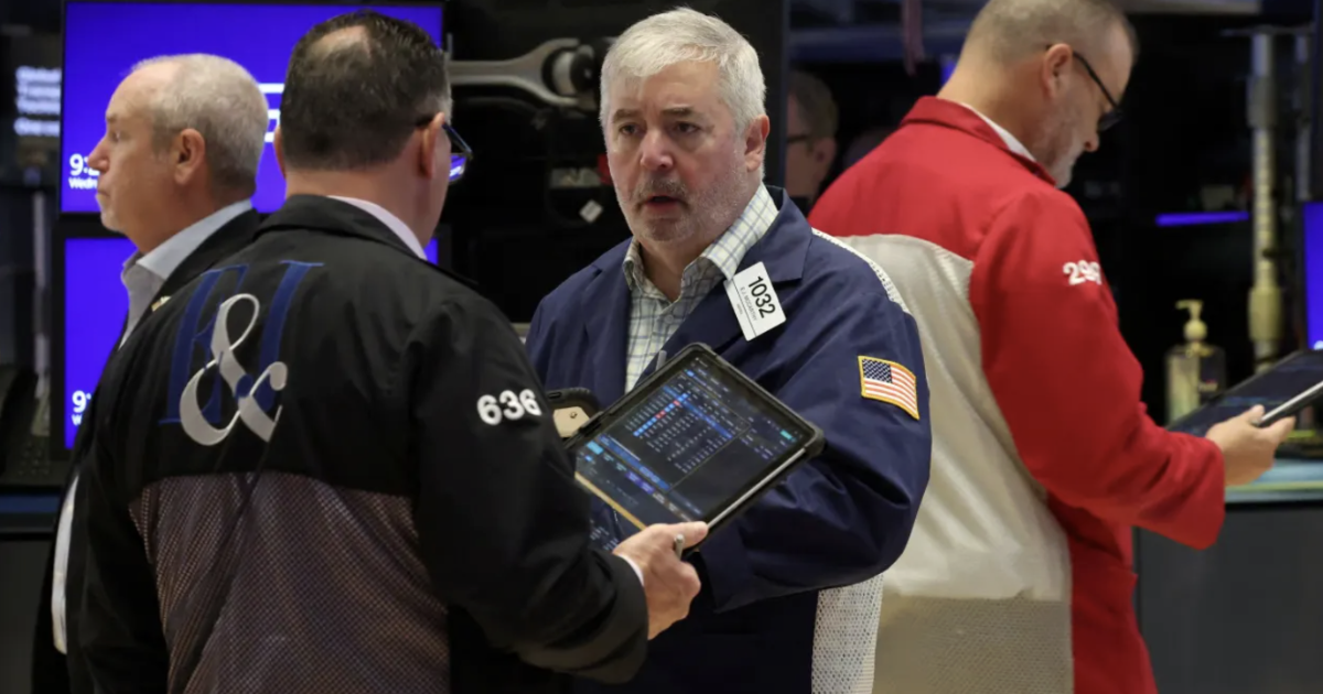 Chứng khoán Mỹ giảm mạnh vì căng thẳng thương mại, giá dầu tăng vọt sau tin trừng phạt Nga