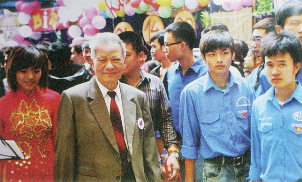 GS. Trần Phương luôn chú trọng việc nói chuyện với sinh viên, tạo cảm hứng và truyền lửa cho các em.