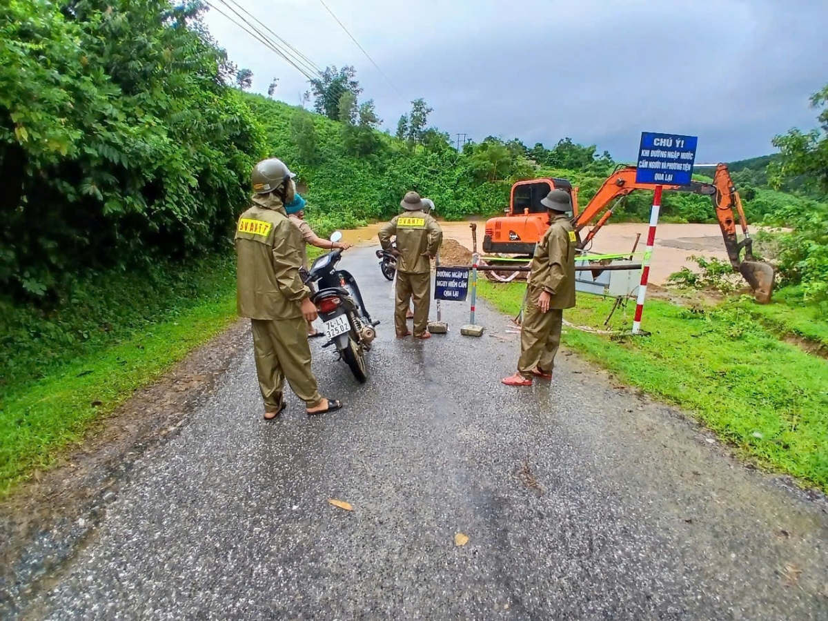 Công an xã Bến Quan đặt biển cảnh báo, biển cấm các phương tiện đi qua vùng ngập nước.