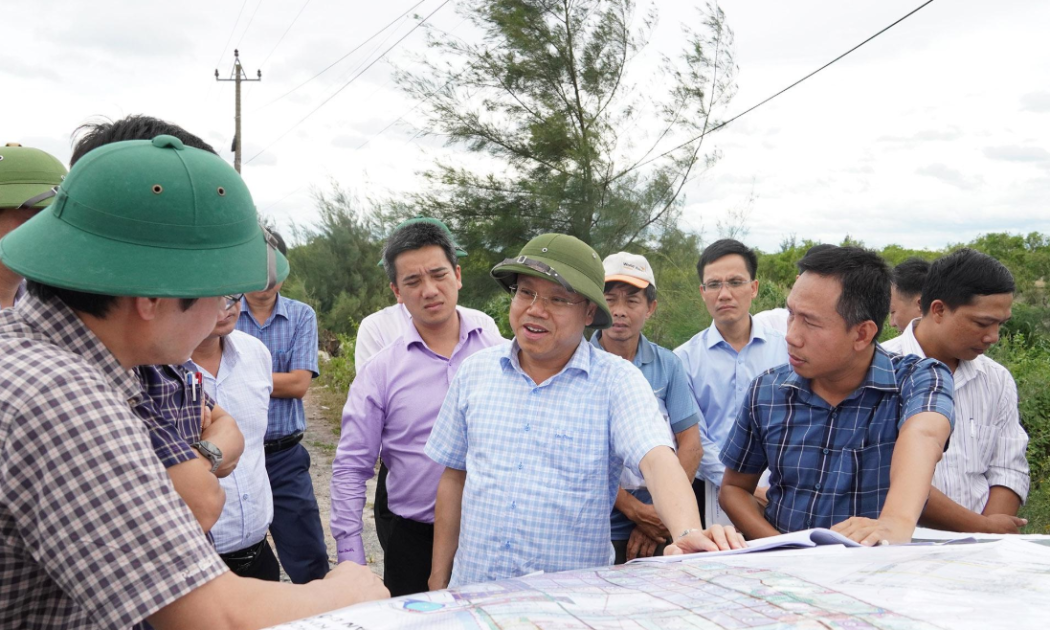 Phó Chủ tịch UBND tỉnh Quảng Trị Lê Đức Tiến kiểm tra tình hình triển khai Dự án đầu tư xây dựng tuyến Quốc lộ 15D đoạn từ Cảng Mỹ Thủy đến cao tốc Cam Lộ - La Sơn.
