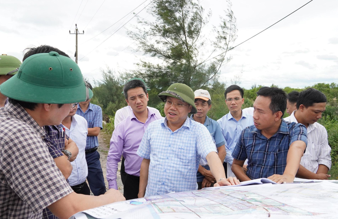 Phó Chủ tịch UBND tỉnh Quảng Trị Lê Đức Tiến kiểm tra tình hình triển khai Dự án đầu tư xây dựng tuyến Quốc lộ 15D đoạn từ Cảng Mỹ Thủy đến cao tốc Cam Lộ - La Sơn.