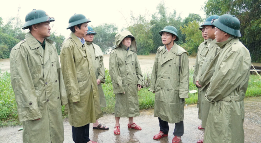 Bí thư Tỉnh ủy Quảng Trị Nguyễn Văn Phương kiểm tra vùng thường xuyên bị ngập lụt tại xã Nam Hải Lăng. Ảnh: Quốc Việt