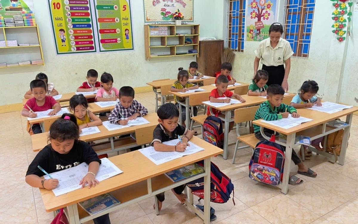 Tình trạng thiếu – thừa cục bộ giữa các vùng, các trường vẫn diễn ra phổ biến, đặc biệt tại khu vực miền núi và vùng sâu.