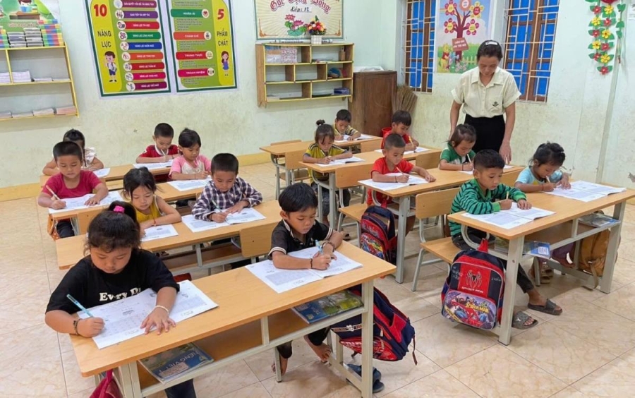 Tình trạng thiếu – thừa cục bộ giữa các vùng, các trường vẫn diễn ra phổ biến, đặc biệt tại khu vực miền núi và vùng sâu.