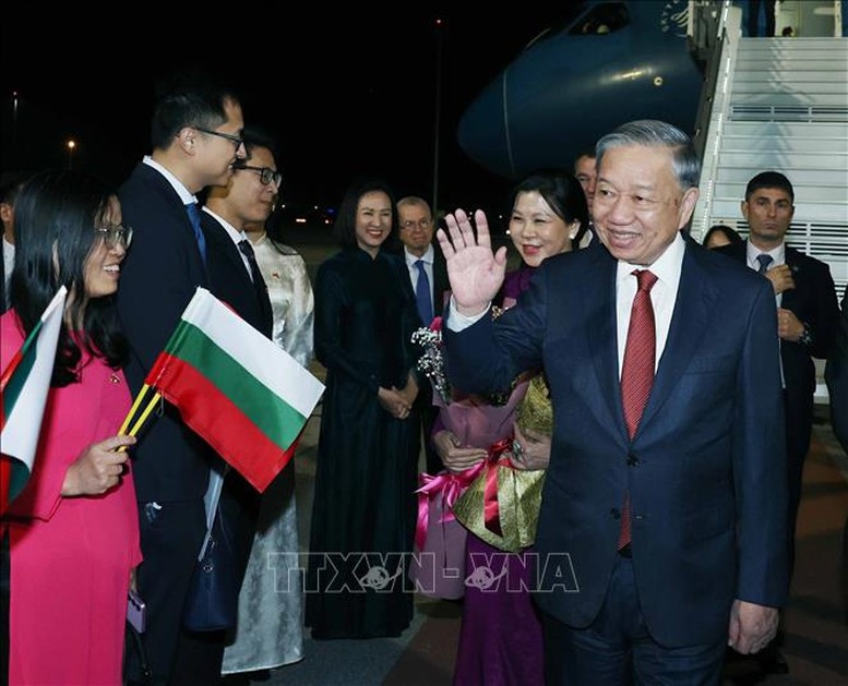 Tổng Bí thư Tô Lâm tại sân bay quốc tế Sofia. Ảnh: TTXVN.