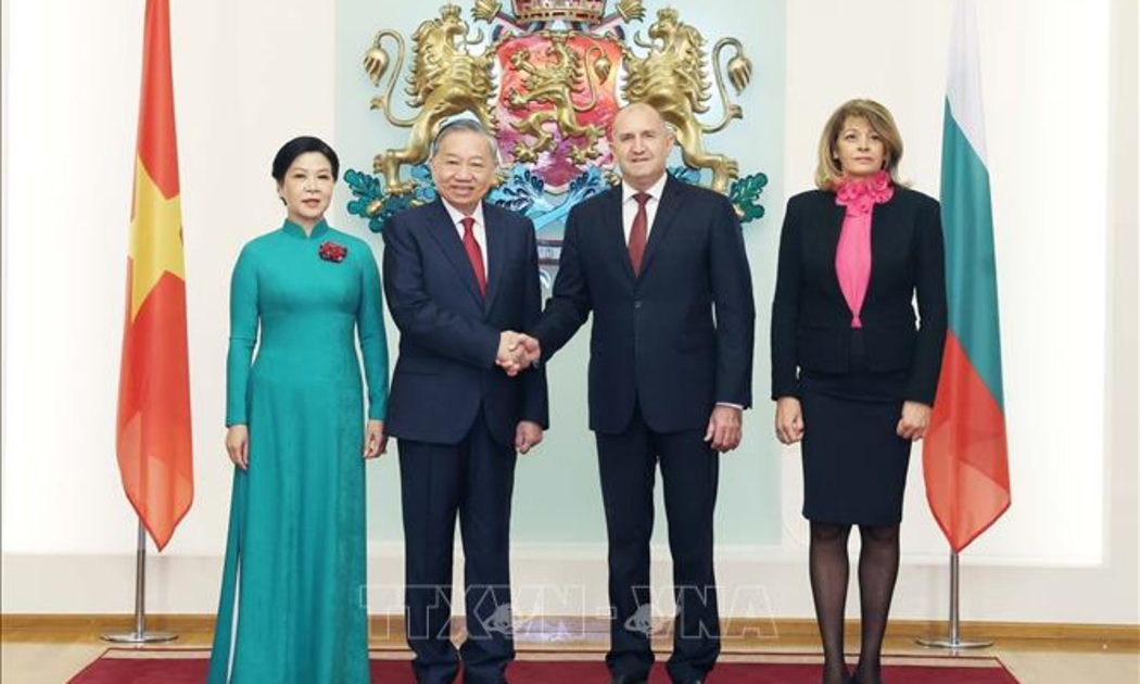 Tổng Bí thư Tô Lâm và Phu nhân với Tổng thống Cộng hòa Bulgaria Rumen Radev và Phu nhân tại Phủ Tổng thống. Ảnh: TTXVN.