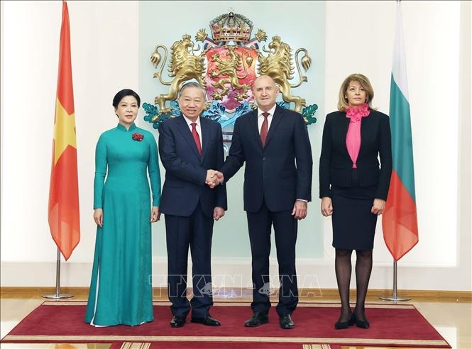 Tổng Bí thư Tô Lâm và Phu nhân với Tổng thống Cộng hòa Bulgaria Rumen Radev và Phu nhân tại Phủ Tổng thống. Ảnh: TTXVN.