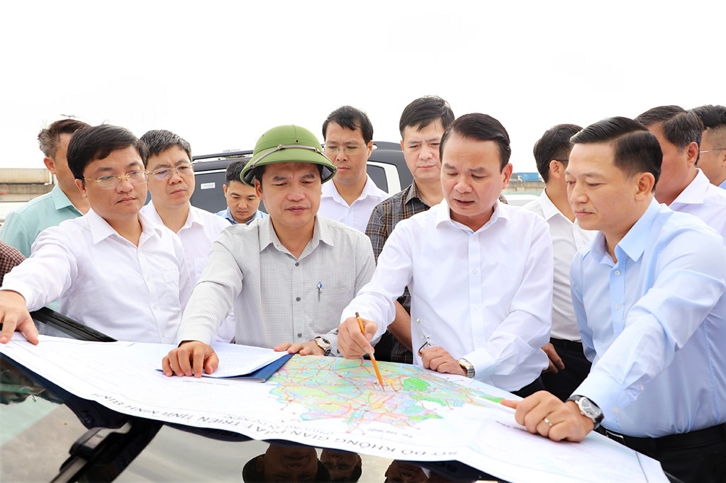 Bí thư Tỉnh ủy Ninh Bình khảo sát Dự án Xây dựng tuyến đường Thanh Liêm-Cao Bồ (Trục T4). Ảnh: Đức Lam