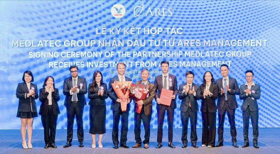Đại diện Ban lãnh đạo MEDLATEC GROUP và Quỹ đầu tư ARES Management chụp ảnh lưu niệm tại buổi lễ. 