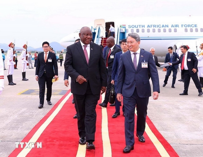 Tổng thống nước Cộng hòa Nam Phi Matamela Cyril Ramaphosa đến Hà Nội, bắt đầu thăm cấp Nhà nước đến Việt Nam. 