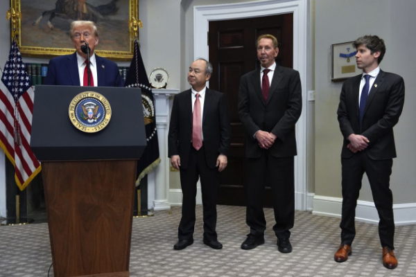 Tổng thống Mỹ Donald Trump cùng lãnh đạo Softbank, Oracle và OpenAI tại Nhà Trắng vào tháng 1. Ảnh: AP