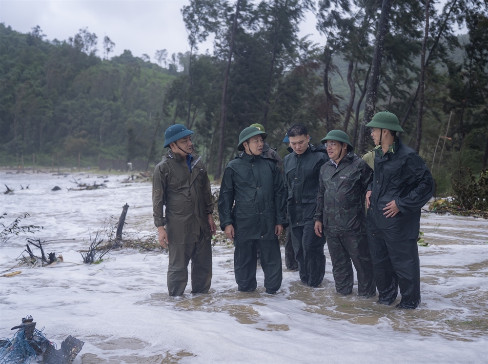 Phó Chủ tịch UBND thành phố Huế Phan Quý Phương kiểm tra tại điểm sạt lở xâm thực bờ biển thôn Hiền An, xã Vinh Lộc