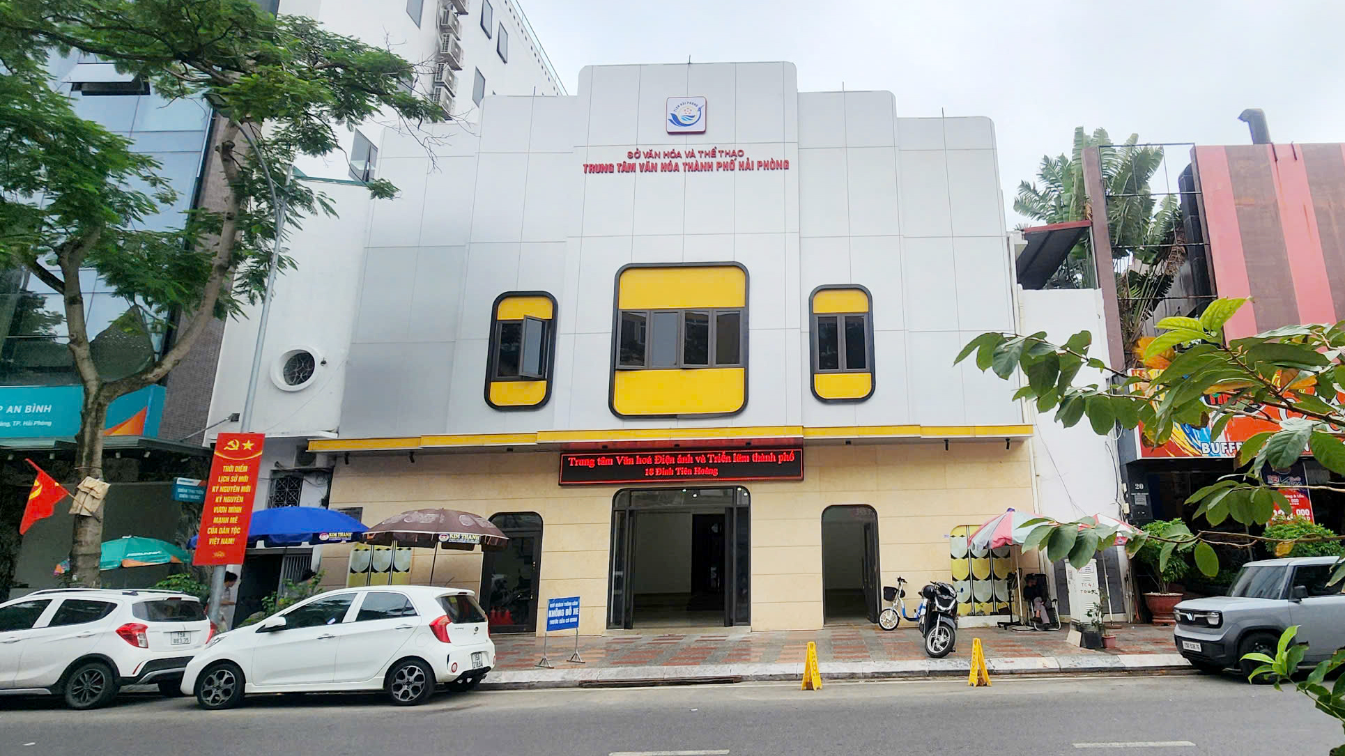 Trung tâm văn hoá thành phố Hải Phòng (số 18 Đinh Tiên Hoàng, phường Hồng Bàng) có tới 6 hộ dân dân đang sinh sống.