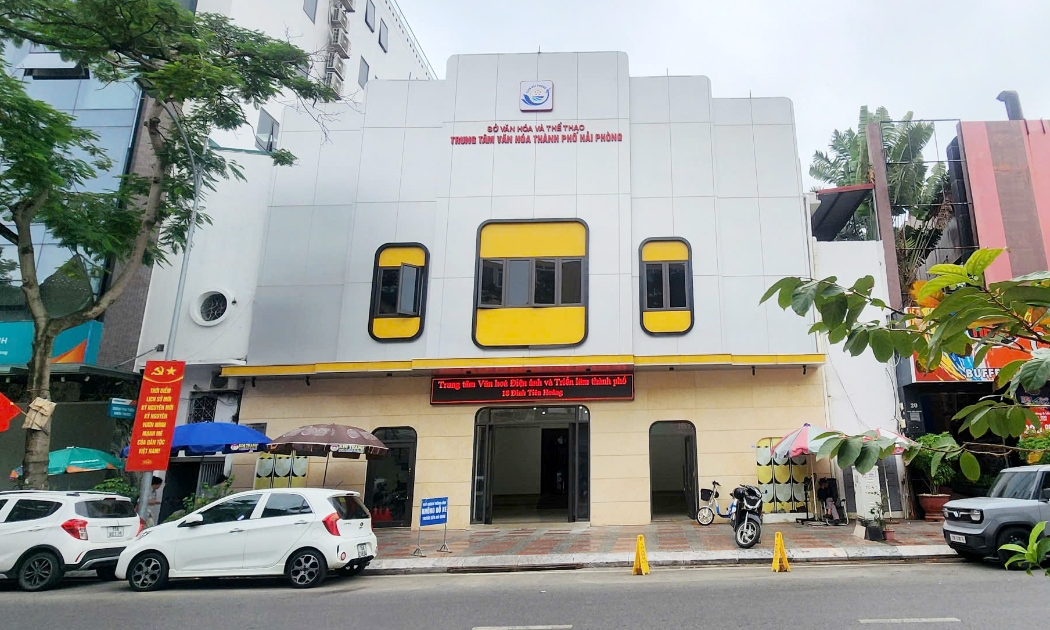 Trung tâm văn hoá thành phố Hải Phòng (số 18 Đinh Tiên Hoàng, phường Hồng Bàng) có tới 6 hộ dân dân đang sinh sống.