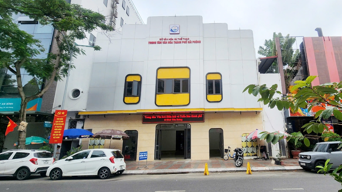 Trung tâm văn hoá thành phố Hải Phòng (số 18 Đinh Tiên Hoàng, phường Hồng Bàng) có tới 6 hộ dân dân đang sinh sống.