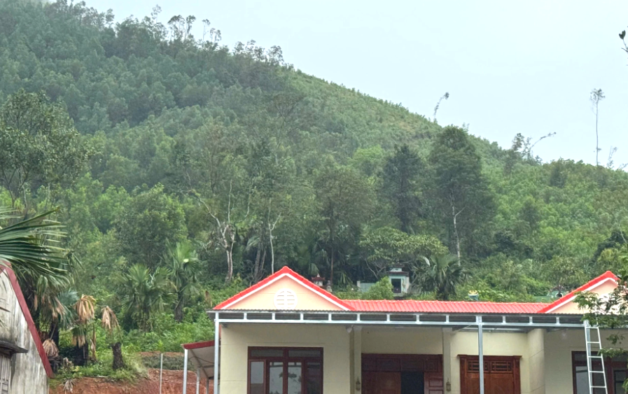 Điểm sạt lở tại Đồi Phòng Không thuộc địa bàn thôn Đồng Lâm, xã Tuyên Phú chỉ cách nhà dân vài chục mét. Ảnh: Nguyễn Loan