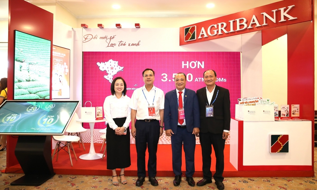 Phó Tổng giám đốc Agribank Lê Hồng Phúc thăm gian hàng Agribank trong khuôn khổ diễn đàn.