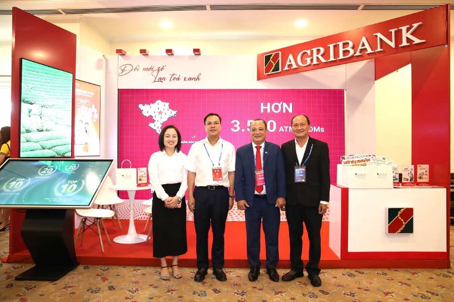 Phó Tổng giám đốc Agribank Lê Hồng Phúc thăm gian hàng Agribank trong khuôn khổ diễn đàn.