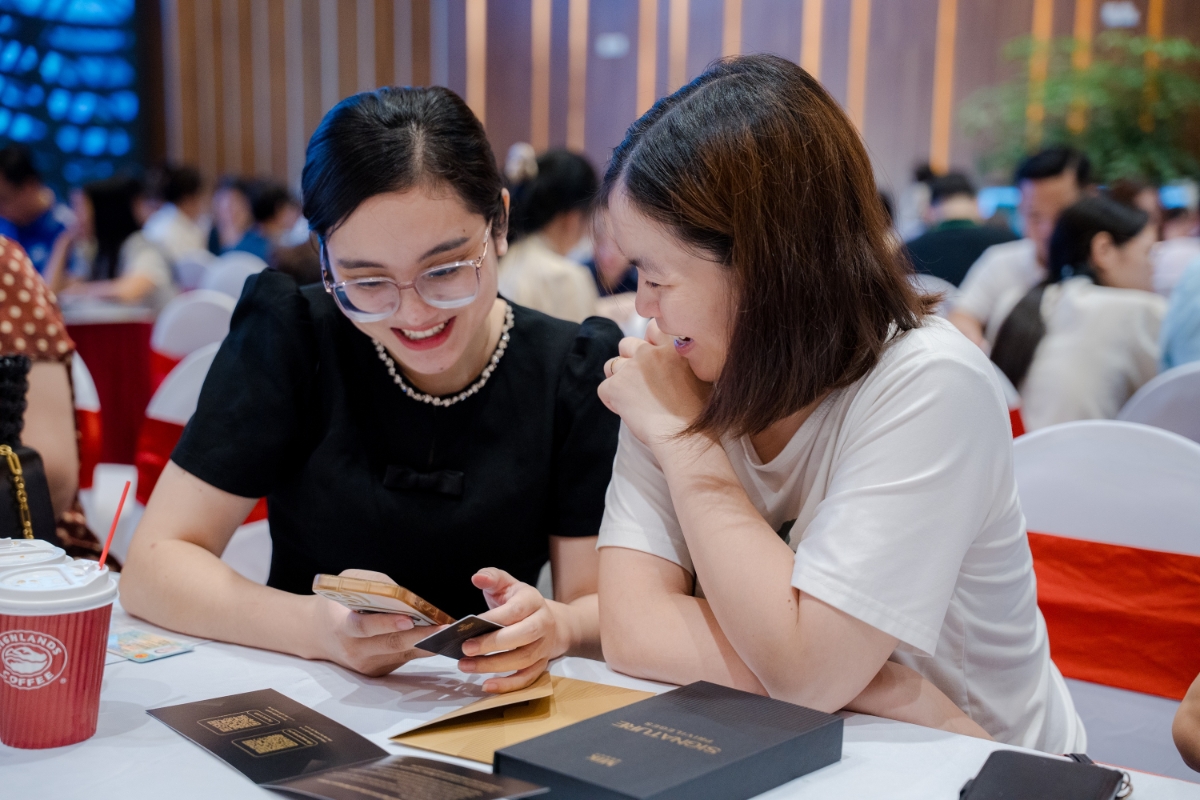 Khách hàng hào hứng trải nghiệm đặc quyền MIK Signature Privileges.