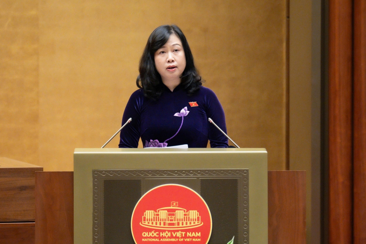 Bộ trưởng Bộ Y tế Đào Hồng Lan thay mặt Chính phủ trình bày Tờ trình Dự án Luật Phòng bệnh. Ảnh: Quochoi.vn.