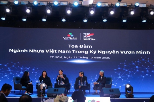 Các diễn giả trao đổi tại Tọa đàm.