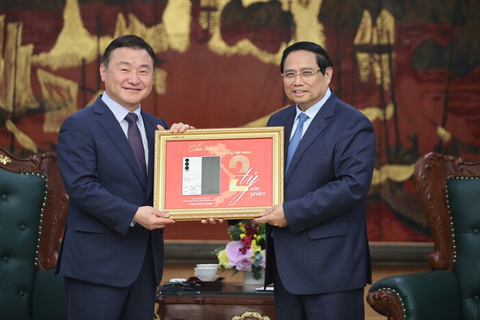 Thủ tướng Phạm Minh Chính ký tặng biển kỷ niệm sản xuất chiếc điện thoại di động thứ 2 tỷ của Samsung tại Việt Nam. Ảnh: VGP