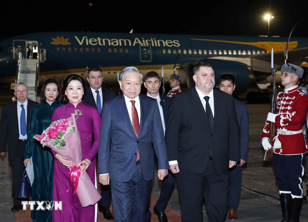 Lễ đón Tổng Bí thư Tô Lâm và Phu nhân tại sân bay quốc tế Sofia. Ảnh: TTXVN.