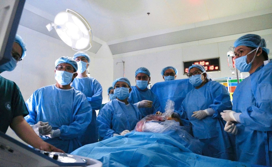 Các bác sĩ Bệnh viện Từ Dũ thực hiện ca phẫu thuật.