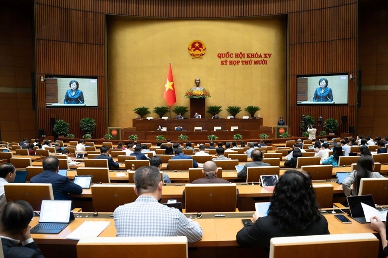 Thống đốc Nguyễn Thị Hồng trình bày tờ trình tại Quốc hội sáng 23/10/2025.