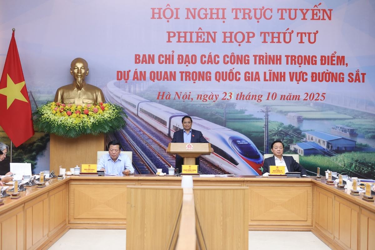 Thủ tướng chủ trì phiên họp thứ 4 của Ban Chỉ đạo các công trình trọng điểm, dự án quan trọng quốc gia lĩnh vực đường sắt. Ảnh: VGP