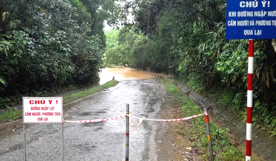 Các biển báo cảnh báo ngập lụt được chính quyền dựng tại các điểm nguy hiểm.