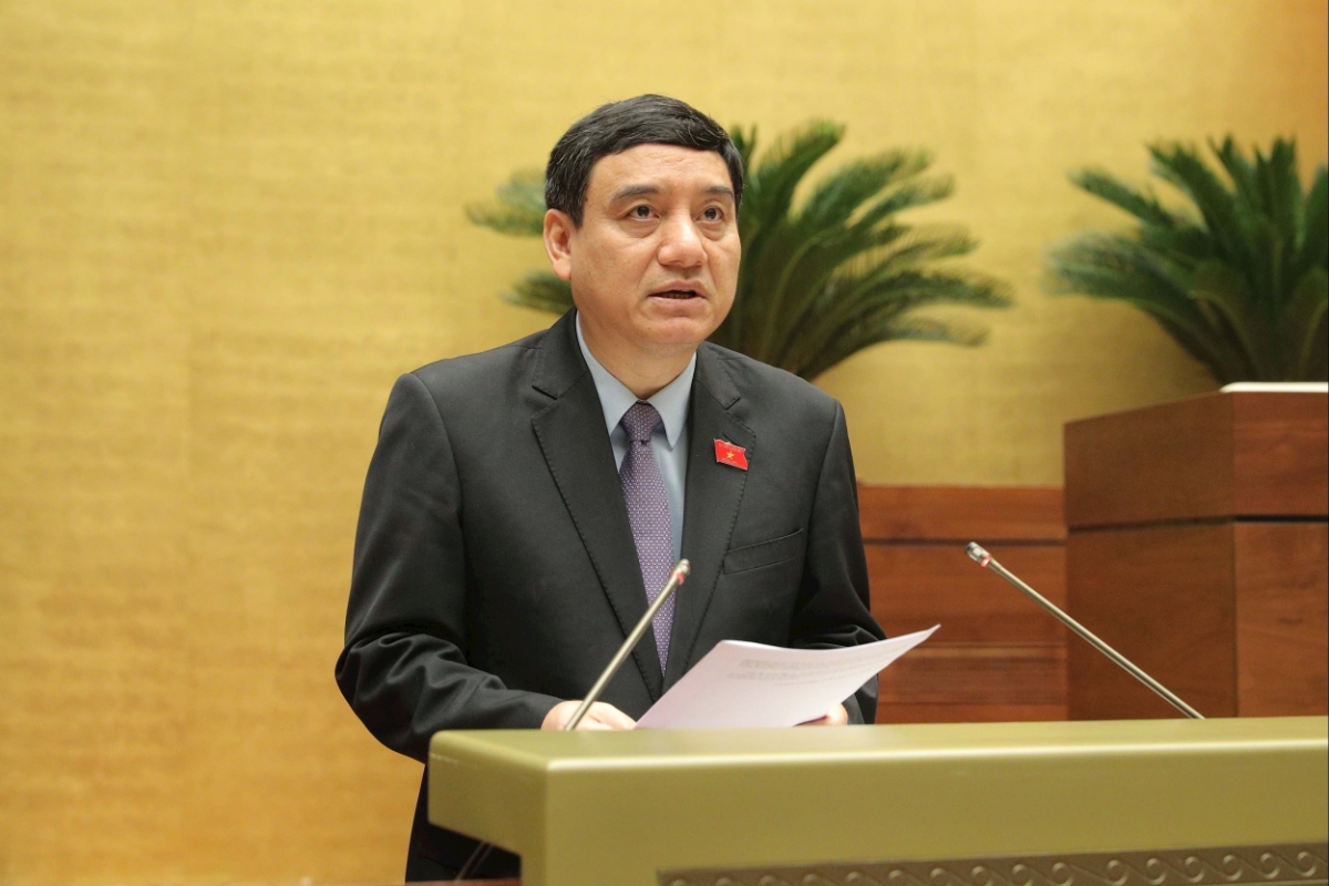 Chủ nhiệm Ủy ban Văn hóa và Xã hội Nguyễn Đắc Vinh trình bày Báo cáo thẩm tra dự án Luật Dân số