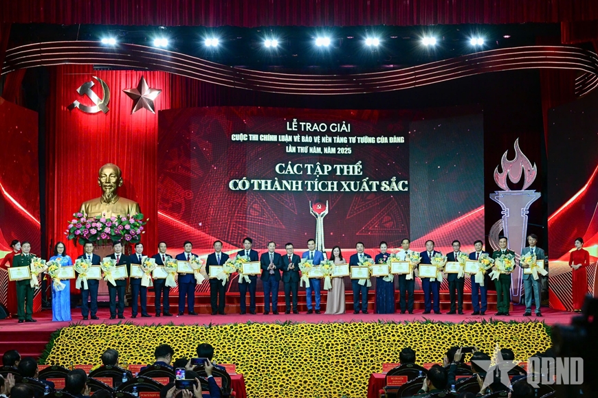 Các tập thể có thành tích xuất sắc lên nhận giải tập thể c.