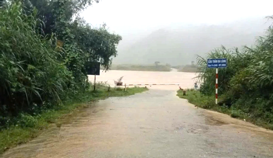 Cầu tràn Ba Lòng, xã Ba Lòng bị ngập
