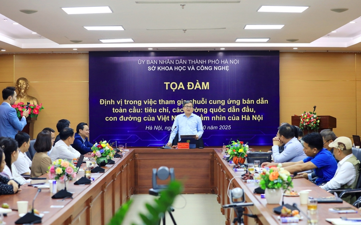 Tọa đàm “Định vị trong việc tham gia chuỗi cung ứng bán dẫn toàn cầu: Tiêu chí, các cường quốc dẫn đầu, con đường của Việt Nam, tầm nhìn của Hà Nội” diễn ra vào chiều ngày 22/10. (Ảnh: UBND Thành phố Hà Nộ)