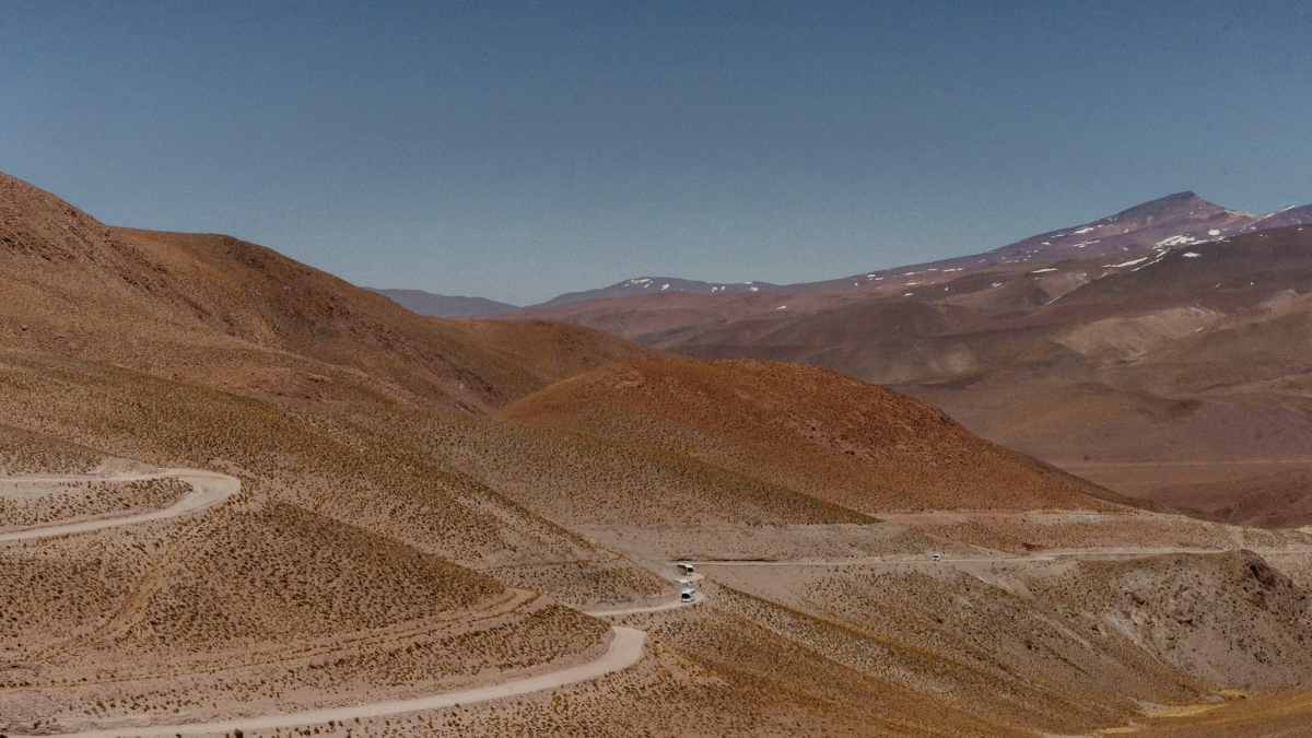 Xe tải trên đường ở tỉnh Salta giàu lithium (Argentina) - Ảnh:&nbsp;Rest of World.