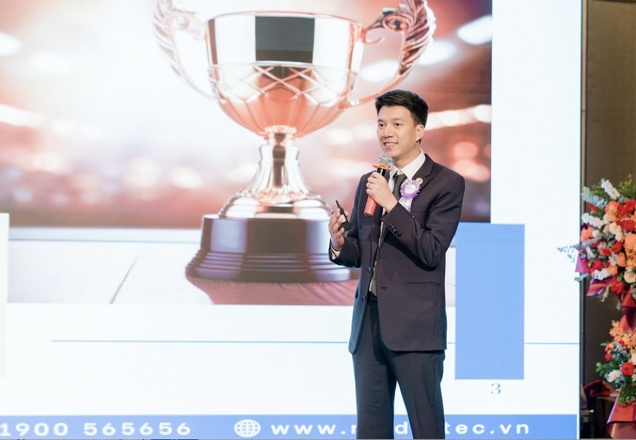 TS. Nguyễn Trí Anh - Tổng Giám đốc MEDLATEC GROUP báo cáo tại buổi lễ. 