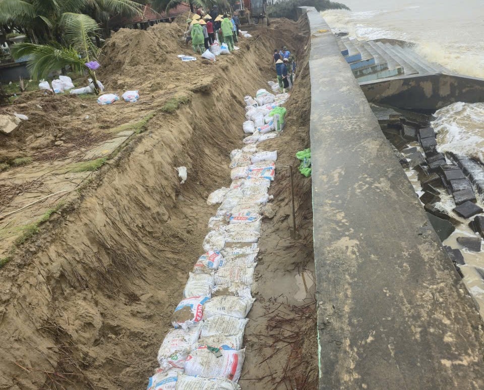 Những ngày qua mưa kéo dài tình trạng sạt lở, sụt lún tại khu vực biển Hải Tiến càng nghiêm trọng hơn